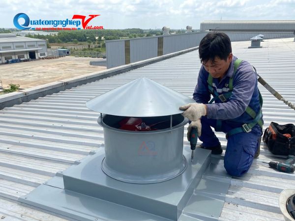 Lắp đặt quạt hướng trục trên mái cho nhà xưởng